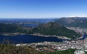 24 Spettacolare vista verso Lecco, i suoi laghi e monti